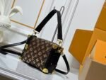 LV 15154 Grace Coddington Sleepy Cat - Gold Sequin Mini Pouch - Image 3
