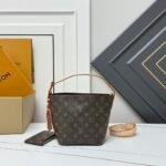 Louis Vuitton LV Monogram canvas with gleaming hardware。M192925