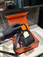 Hermes Lindy Pillow Bag 19cm Calfskin Leather - Image 3