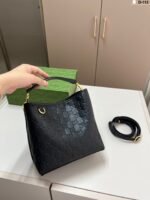 Gucci Emblem Bucket Tote Bag - Image 7