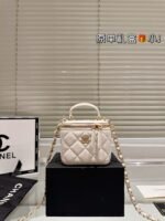 Chanel Lambskin Mini Vanity Case 10cm - Image 4