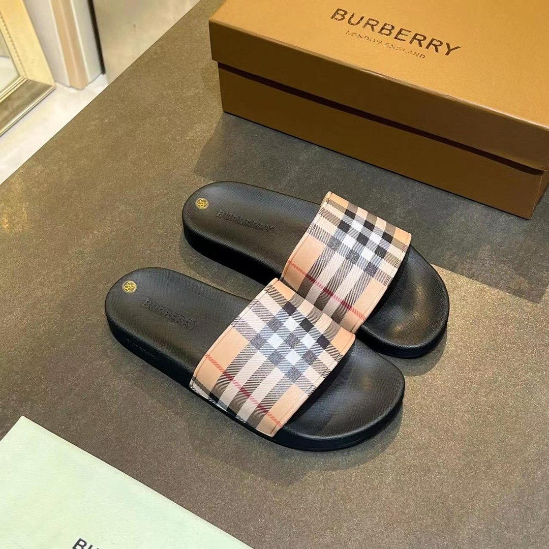 F01BFF3B-6E43-E183-BCB4-E88434D9F8A3 Burberry Check Printing Leisure And Comfort Shoes Sandal - Image 1