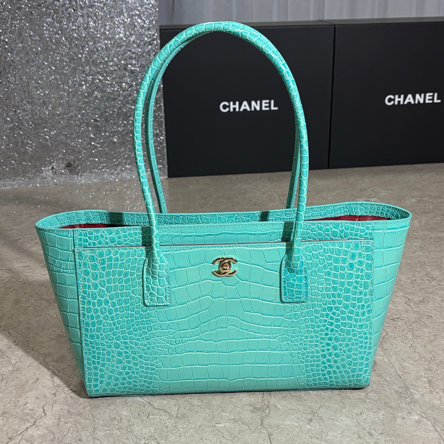 d47b0c804ca87b05dab9af8db76f944e CHANEL 26SS 7077 Togo Leather Tote Bag - Image 1