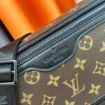LV M25121 M12517 Voyager Small Messenger - Monogram Shadow Cowhide & LV Buckles解析：